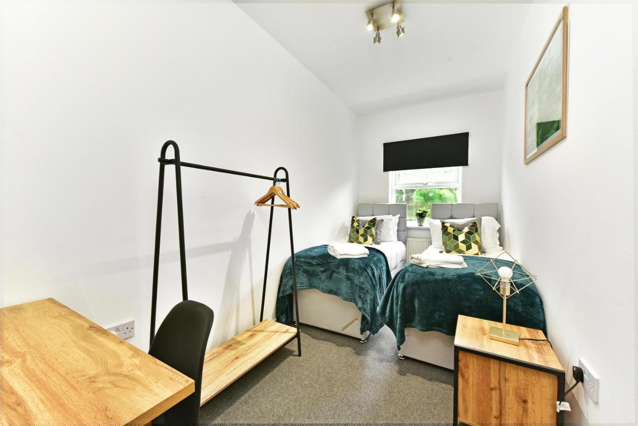 West Ealing Serviced Apartments: 2-Bed, 2-Bath with Parking Near Station Exterior photo