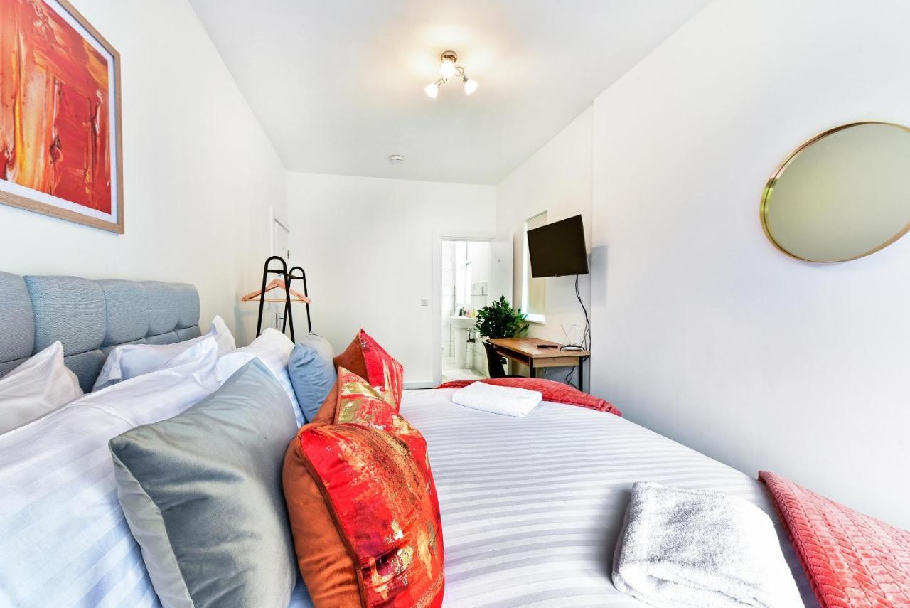 West Ealing Serviced Apartments: 2-Bed, 2-Bath with Parking Near Station Exterior photo