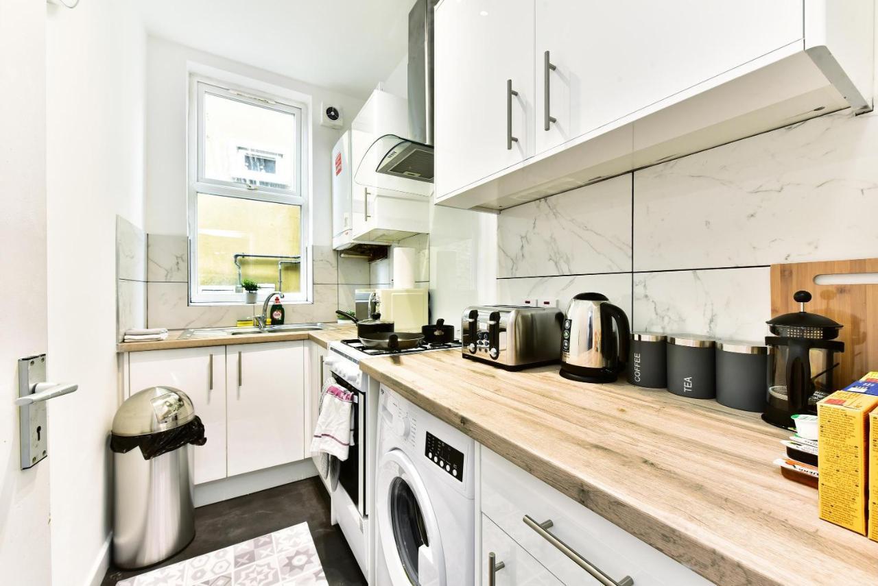 West Ealing Serviced Apartments: 2-Bed, 2-Bath with Parking Near Station Exterior photo