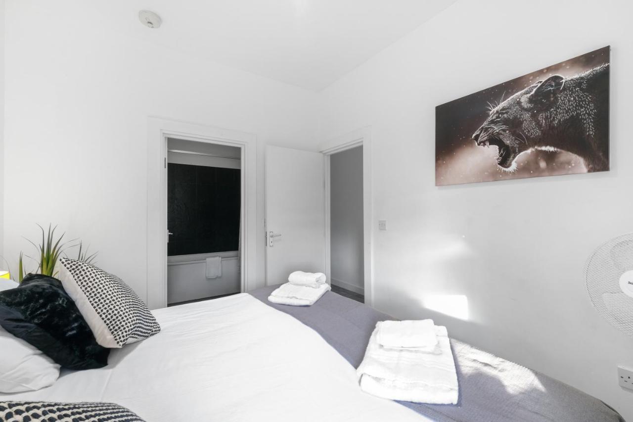 West Ealing Serviced Apartments: 2-Bed, 2-Bath with Parking Near Station Exterior photo