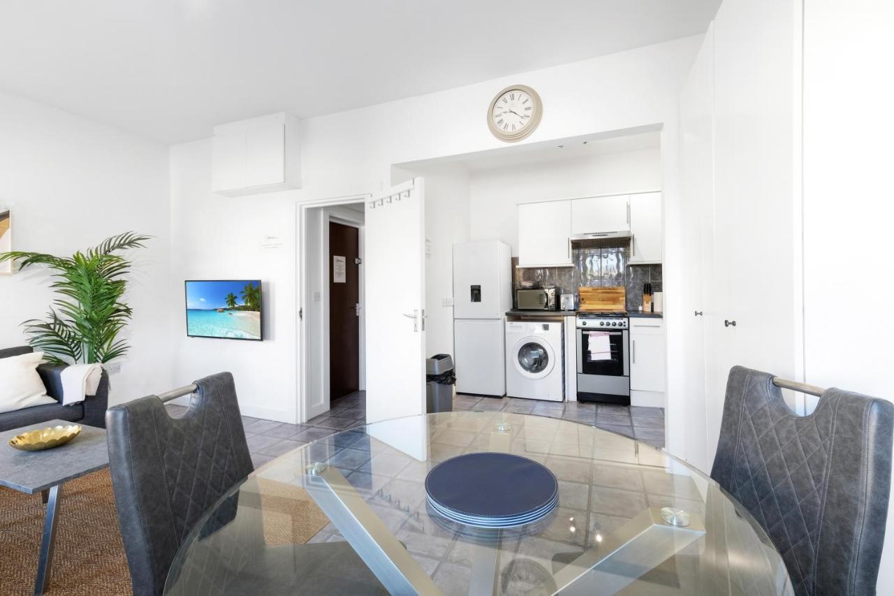 West Ealing Serviced Apartments: 2-Bed, 2-Bath with Parking Near Station Exterior photo